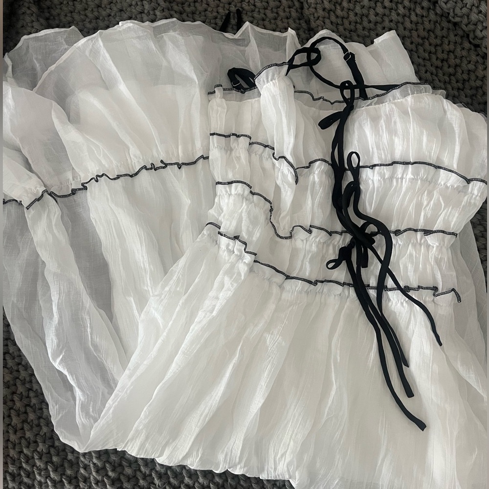 Brand new never worn white dress with black bow detail - Picture 3 of 4